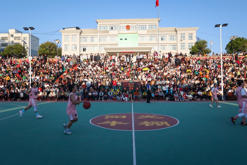 5月23日，周邊群眾在貴州省威寧縣牛棚鎮觀看當地舉辦的民族團結“雙擁杯”籃球賽。