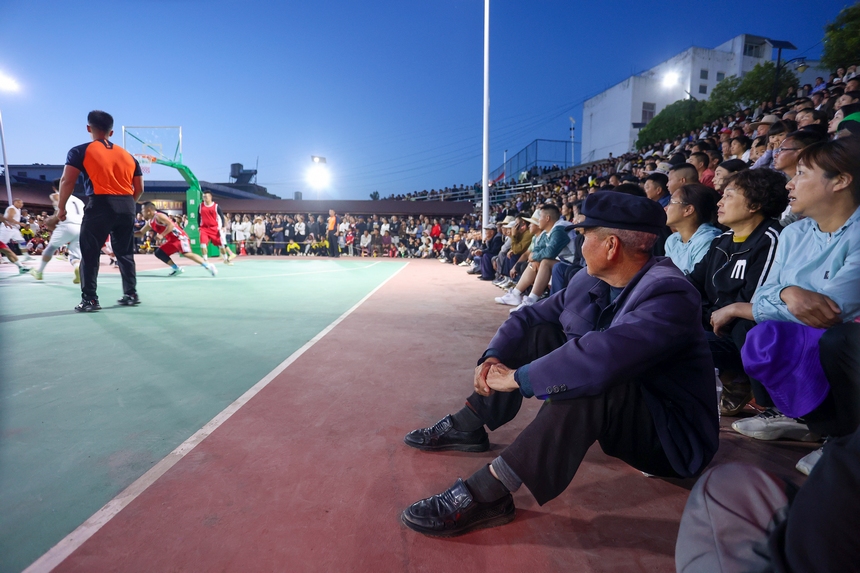 5月23日，周邊群眾在貴州省威寧縣牛棚鎮觀看當地舉辦的民族團結“雙擁杯”籃球賽。