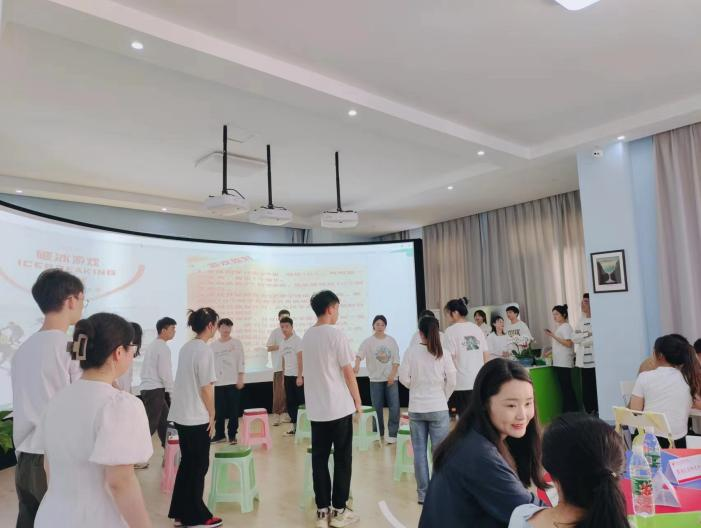 “朝氣蓬勃新時代•互助互愛同向同行”主題班會開展情況。