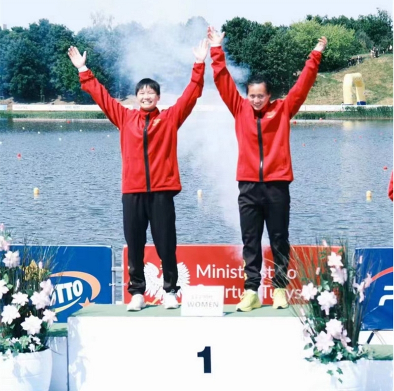 帅常文（左）搭档林文君（右）夺得女子200米双人划艇金牌。