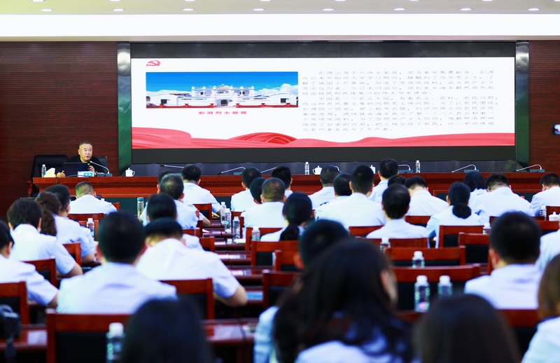 4 彭浩讲授澎湃烈士为改变国家和民族命运而舍身取义的革命斗争故事.jpg