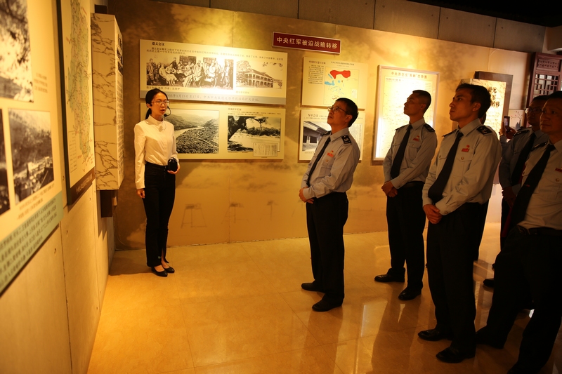 纪检干部队伍在参观“盘县会议”学习“红二、六军团”在盘革命斗争历史。