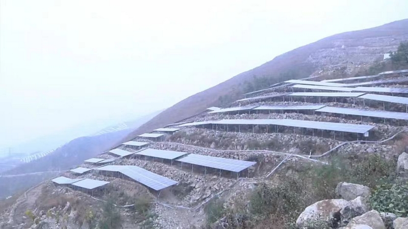 在光伏发电企业在荒漠化严重的山体上铺上了一层光伏发电板。