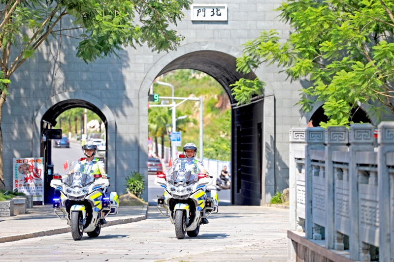 荔波交警在巡逻执法。