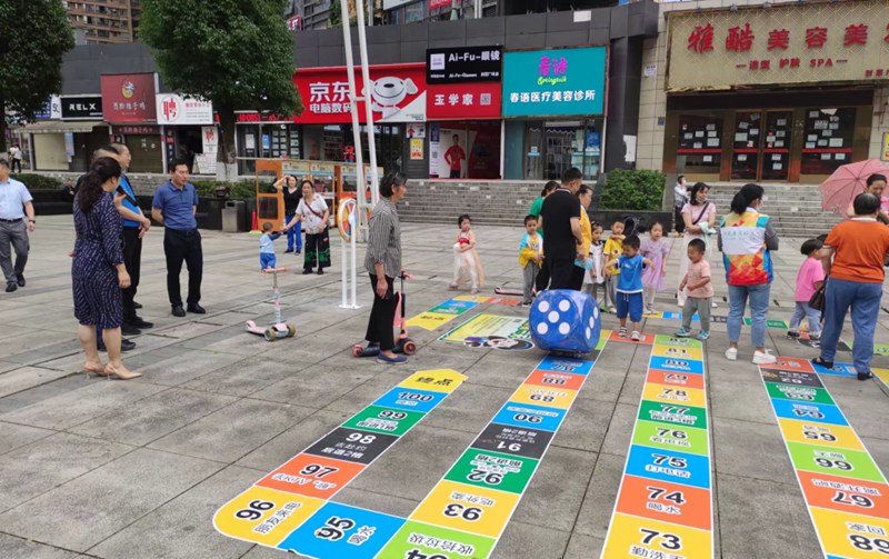 图片（1）居民在花果园禁毒广场体验禁毒大富翁游戏