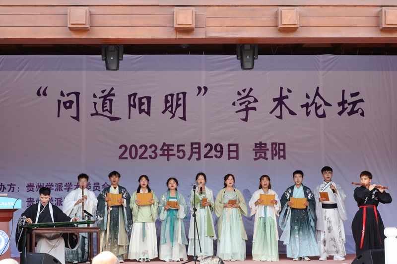 學生現場吟誦表演。