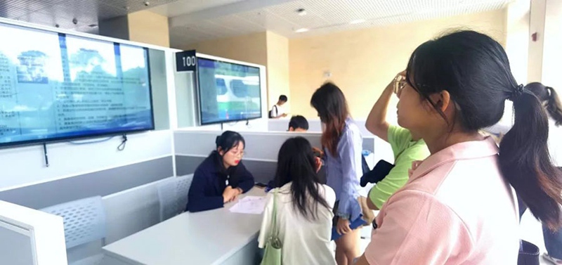 求职者正在爱信诺展位了解信息。赵毫摄