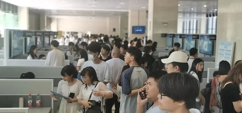 招聘会现场。赵毫摄