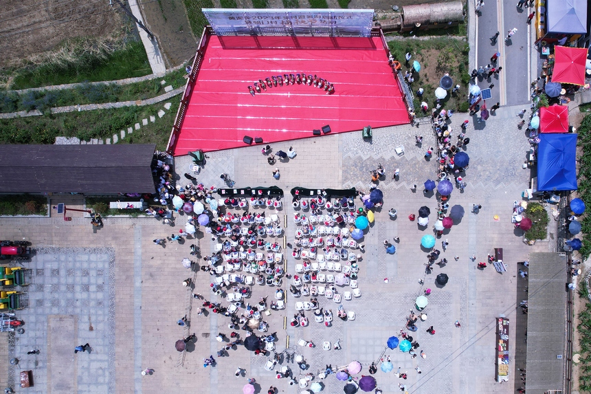 5月28日，在贵州省毕节市百里杜鹃管理区黄泥乡朝门村拍摄的“插秧节活动现场”。