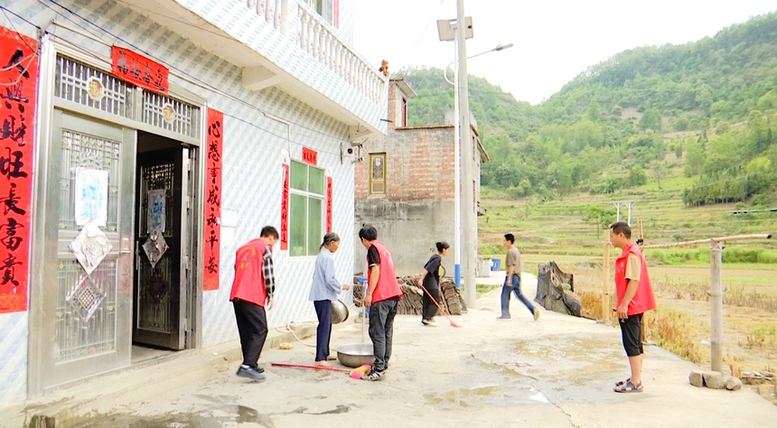 指导村民及时清理家庭环境卫生。