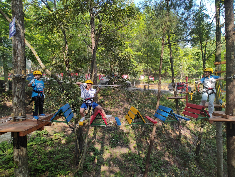 图为游客们在 位于鸳鸯湖村的雲林侗天林下民宿乡村旅游点体验丛林穿越项目。杨文美摄