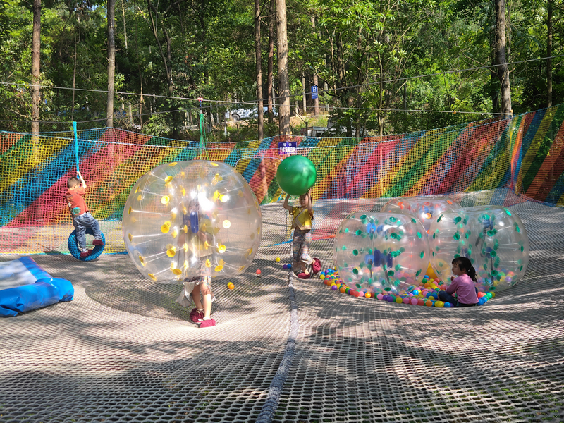 图为游客们在 位于鸳鸯湖村的雲林侗天林下民宿乡村旅游点体验丛林穿越项目。杨文美摄