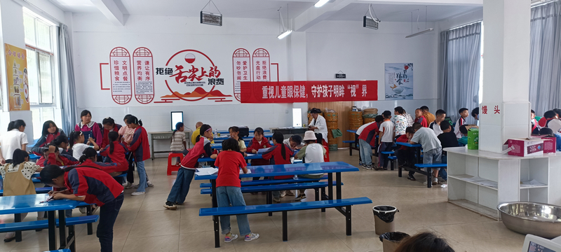 為孩子們進行近視篩查。