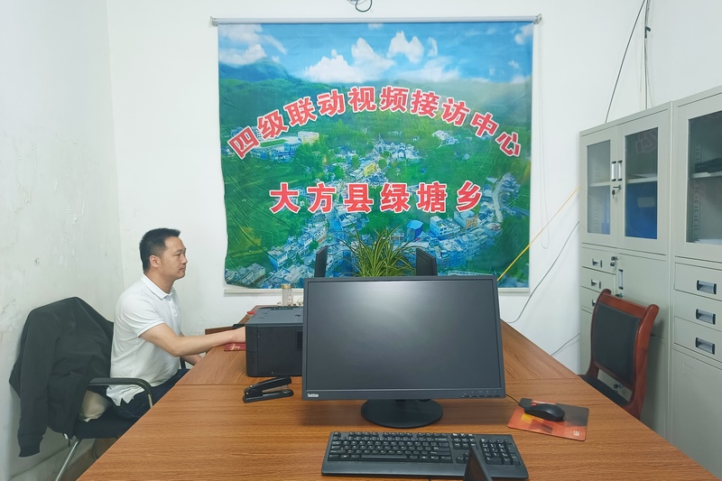 大方县绿塘乡综治中心工作人员在办公。（张倩 摄）.jpg