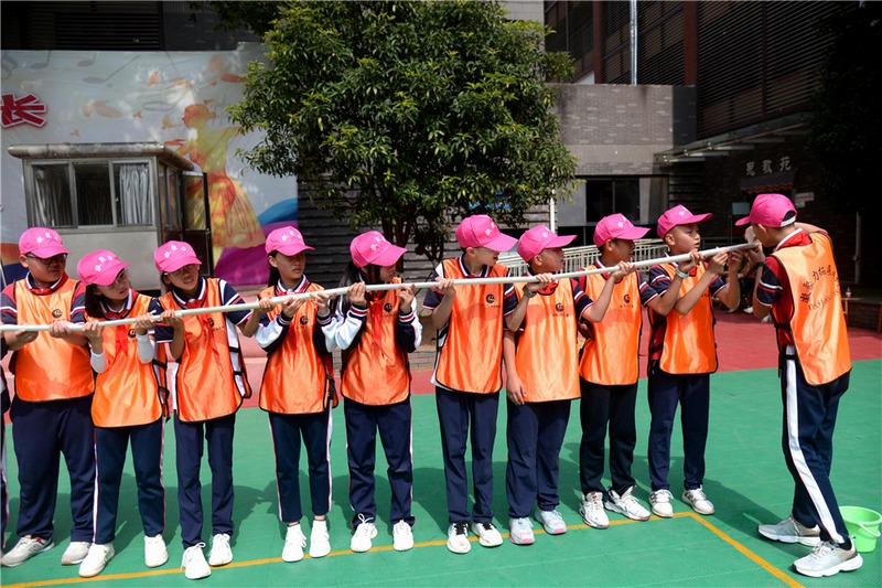 2023年5月29日，清镇市博雅实验学校六年级红帽组的孩子们参加传水活动.JPG