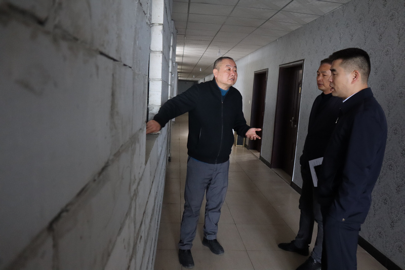 双龙纪检监察工委领导班子成员在空港经济产业园环保企业进行走访。张俊摄