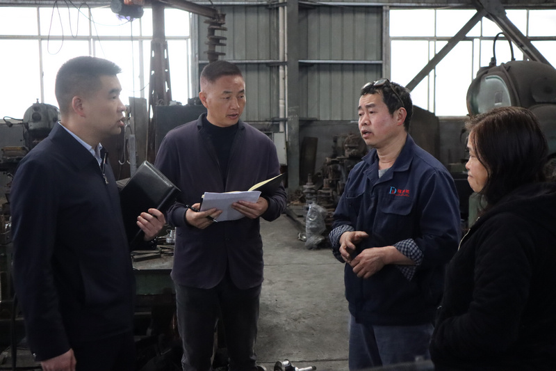 双龙纪检监察工委领导班子成员在空港经济产业园生产企业进行走访。张俊摄