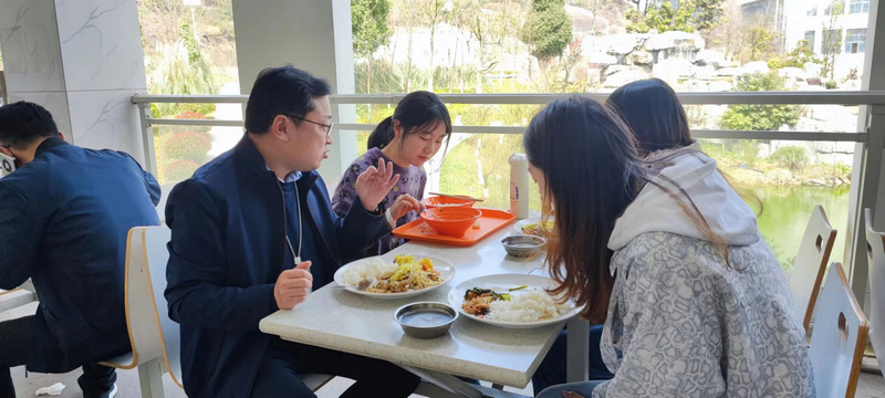 贵州交通职业技术学院副院长詹黔江正与学生共同用餐面对面交流。贵州交通职业技术学院供图