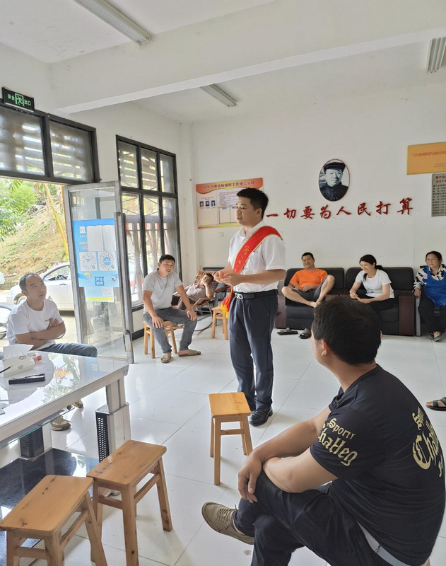 圖為工行貴州安順鎮寧支行客戶經理為受災蜂糖李種植戶講解我行金融產品。