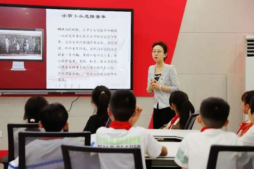 滕湉講述小蘿卜頭的故事。