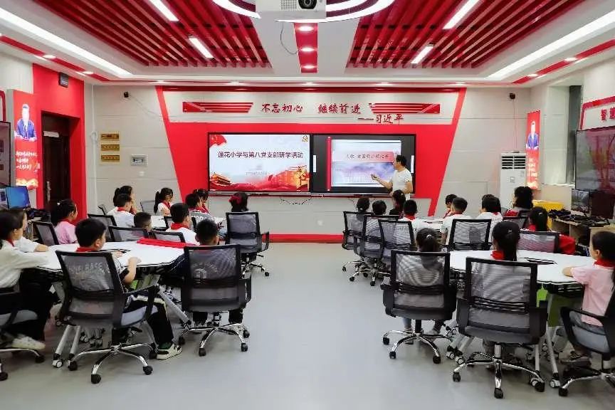 龍江華組織同學們學唱歌。