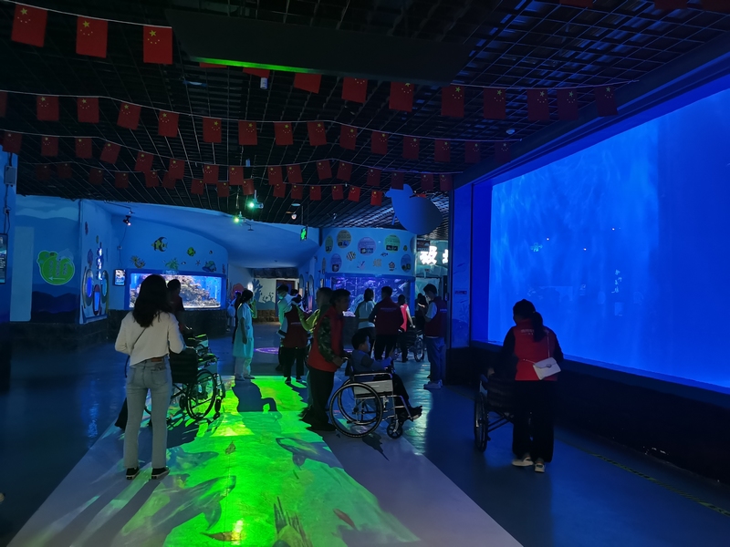 在家長和醫護人員的陪同下，孩子們一起探秘海洋世界。