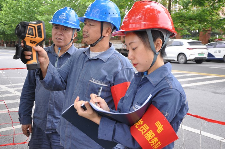 2、6月5日，南方電網貴州遵義市郊供電局董公寺供電所黨員服務隊對高考考點開關箱進行安全檢查。鄭婷攝