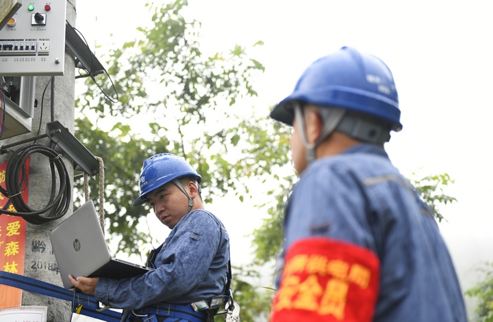 4、6月5日，在貴州省黔東南苗族侗族自治州錦屏縣，貴州電網公司凱裡錦屏供電局組織工作人員對線路設備開展巡視和檢查，排除存在的隱患，確保高考期間用電可靠穩定。梁博林攝