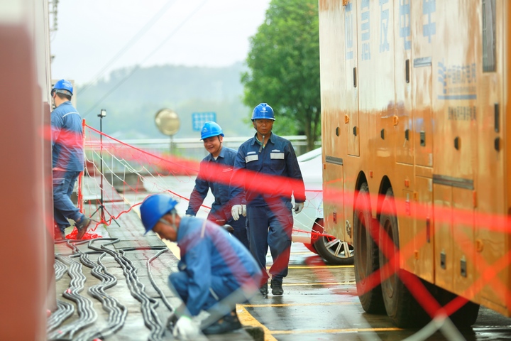 5、6月5日，隨著高考的臨近，貴州電網凱裡丹寨供電局提前部署，打響高考保電“前哨戰”，組織工作人員對黔東南苗族侗族自治州丹寨縣高考考點丹寨縣民族高級中學開展發電車接入工作，確保高考期間突發情況高效快速處置和安全可靠供電。 蒙萬剛攝