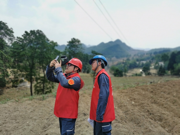 6、為保障高考期間六盤水電網穩定供電，南方電網六盤水供電局組織黨員服務隊，青年突擊隊對轄區涉及高考考點供電的線路進行特巡、測溫，並及時消除缺陷。圖為六盤水六枝供電局“星”青年突擊隊對六枝特區高考考點涉及的重要供電線路開展特巡特維。（江甫瑞攝）.jpg