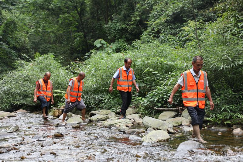 圖為貴州佛頂山國家級自然保護區的護林員正在巡山護林 楊文美攝 (2).JPG