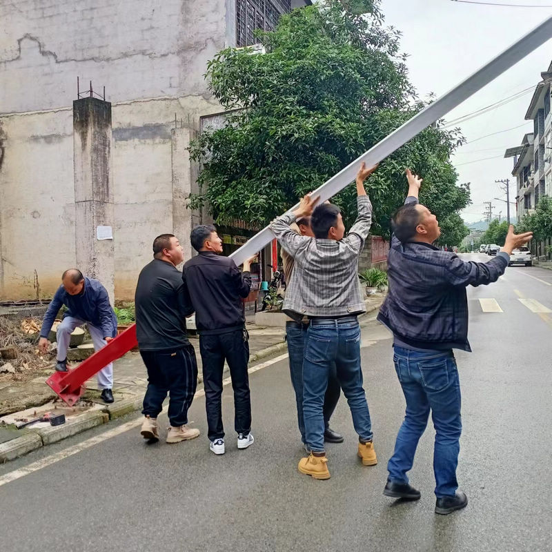 工人安裝路燈。田然然攝
