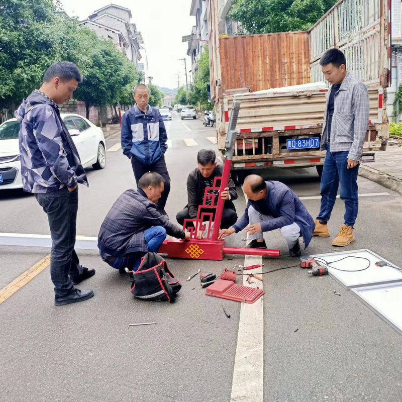 工人安裝路燈。田然然攝