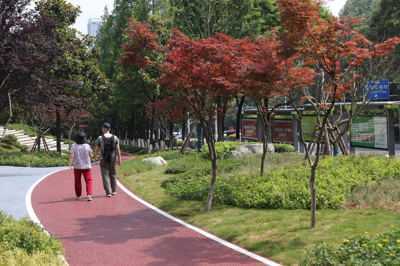 市民在公园漫步。