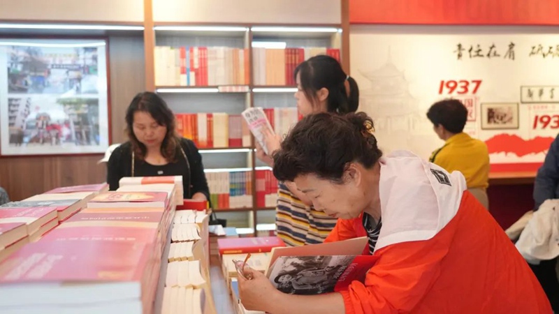 图片（3）开馆当天，书房内不少读者前来阅读