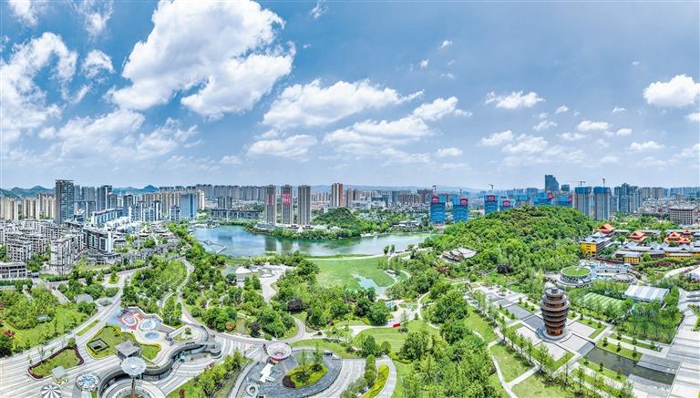 白云区深入践行生态优先、绿色发展理念，努力探索生态文明高水平建设和经济高质量发展新路，形成了集自然生态、经济生态、社会生态、文化生态一体的城市体系。图为白云区泉湖公园一角。陈超摄