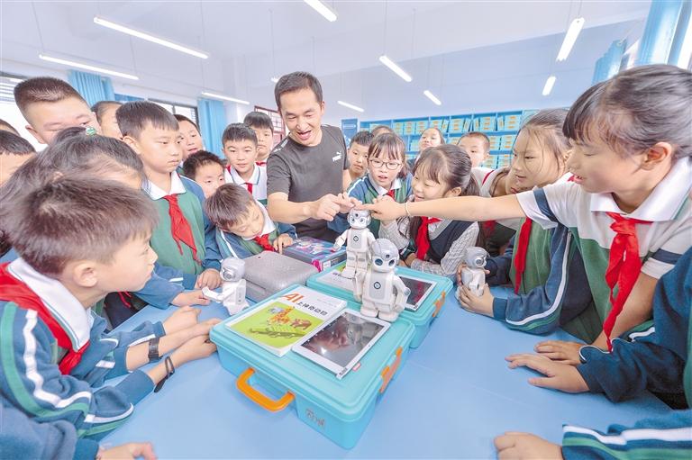 白云十五小的同学在上兴趣课。芦晓娟摄