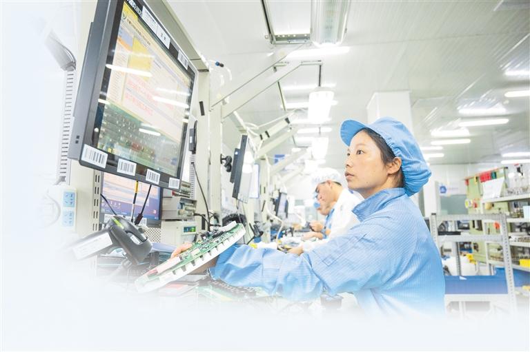 貴陽永青儀電科技有限公司儀表車間，工人正在生產線上作業。何曉璇攝