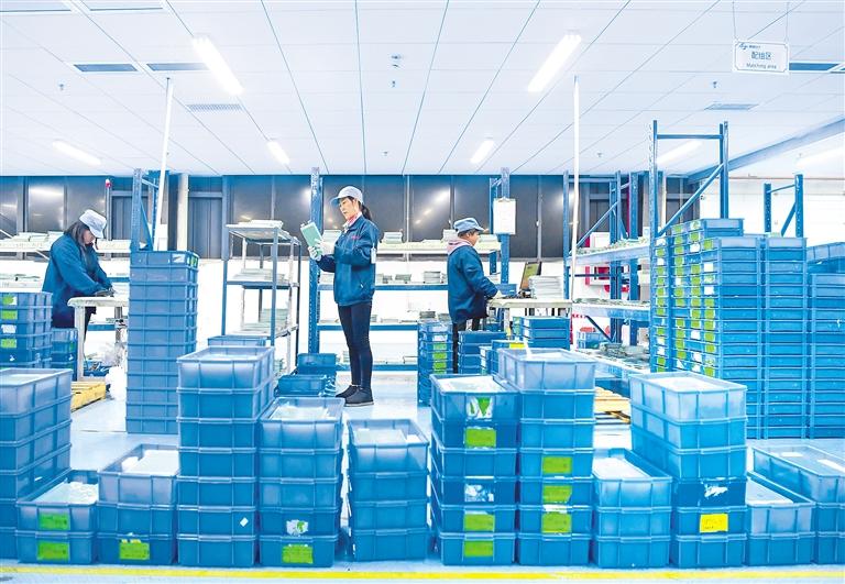 貴州嘉盈科技有限公司，主要以生產新能源、鋰電池、5Ｇ配套電池、無人機電池為主。白雲區加快對外開放、擴大招商引資、發展實體經濟，推動項目全面落地建成。陳慧攝