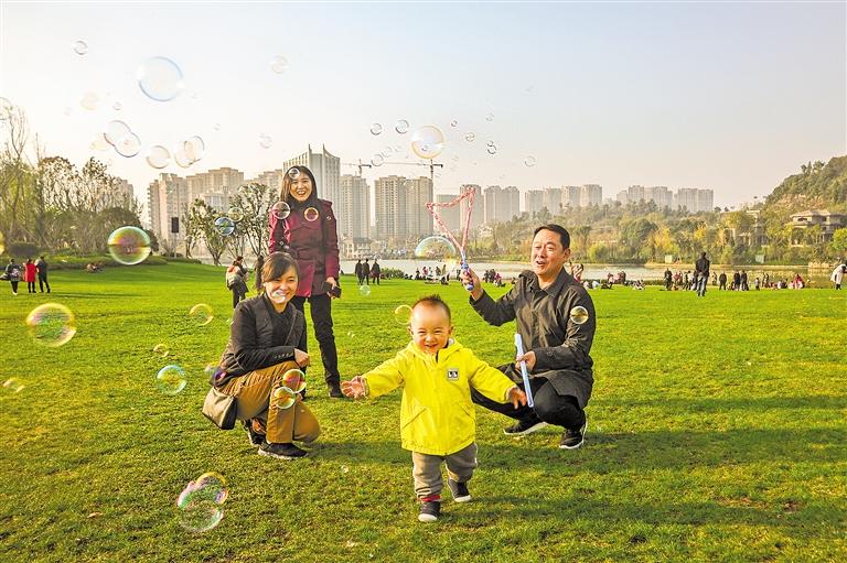 如今的白雲區，綠意盎然，市民宜居，是令人向往的生態文明之區。圖為市民在泉湖公園內游玩。吳浩攝