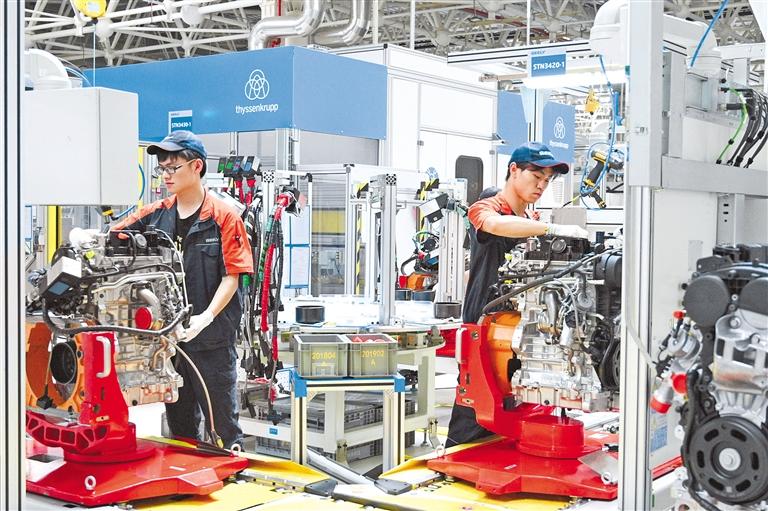 位于白云经济技术开发区的贵州吉利发动机有限公司内,工人在发动机生产线上作业。何晓璇摄