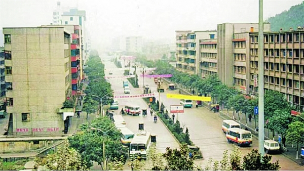 1999年的白雲區同心路。白雲區檔案館供圖