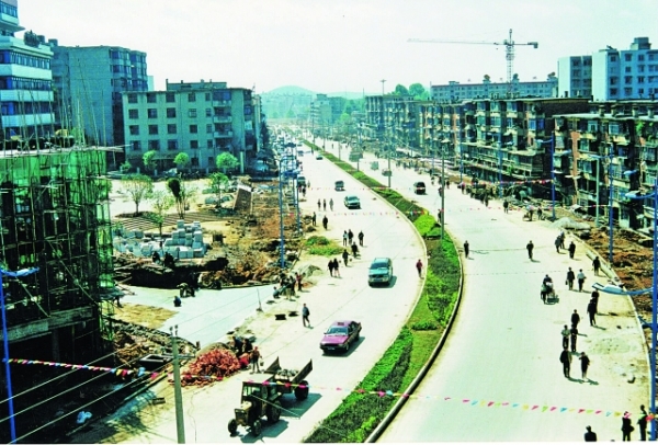 2001年正在改造的白雲南路。白雲區委宣傳部供圖