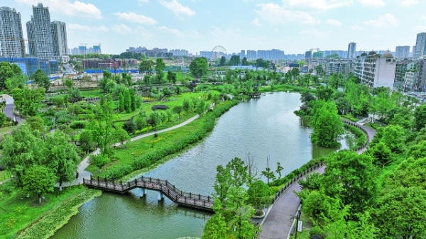風景秀麗的七彩湖公園。