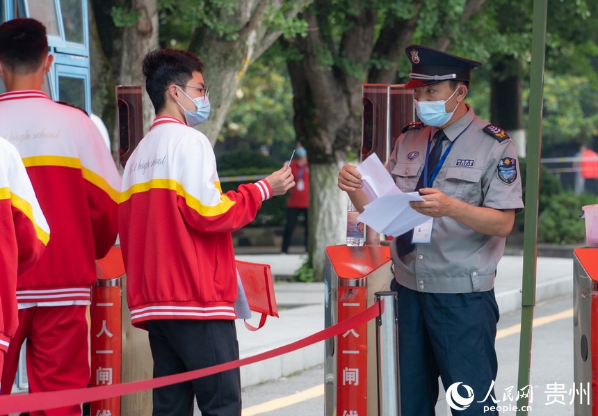 考點門口正在檢查考生証件。人民網 陽茜攝