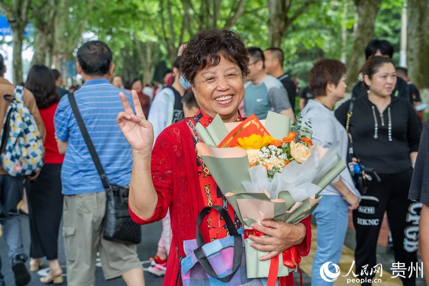 考生家長手捧鮮花等待孩子考試。人民網 陽茜攝