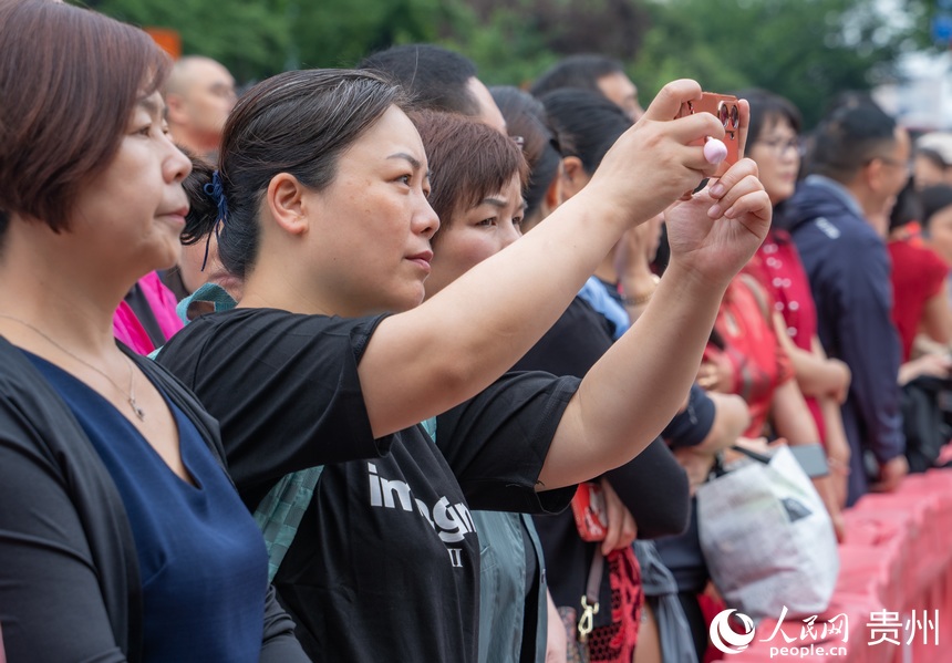 考生家長正在拍攝考生進考點的畫面。人民網 陽茜攝