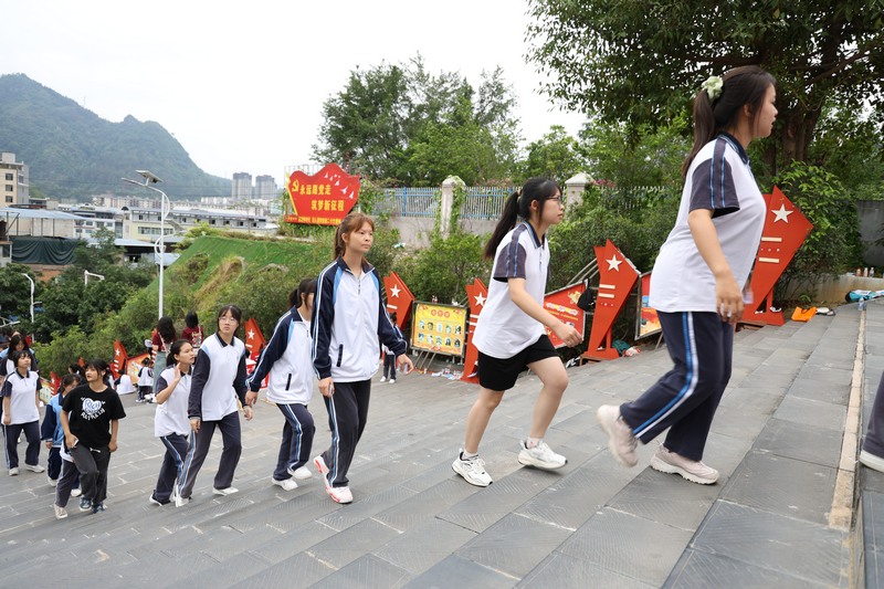 考生有序步入考點。