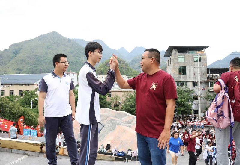 考生有序步入考點。