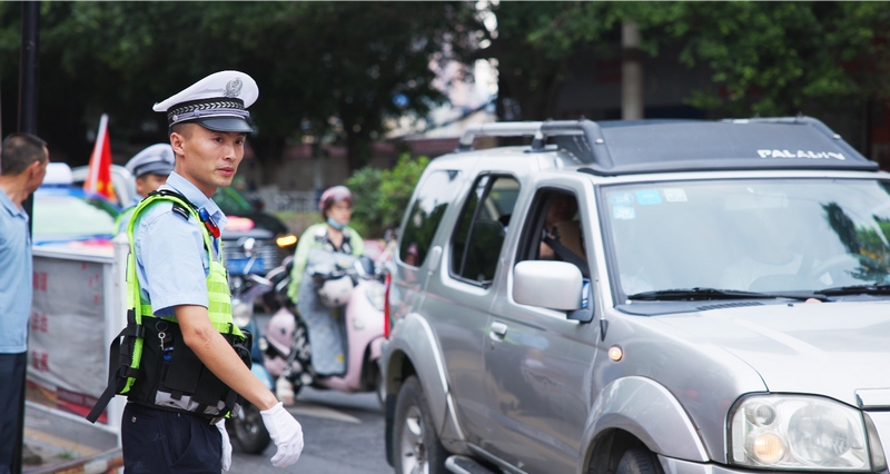 社會各界護航高考。